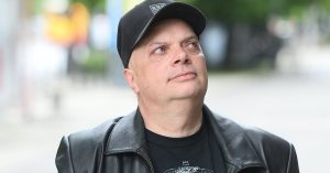 Krzysztof Skiba: Artysta inflacji i kontrowersji