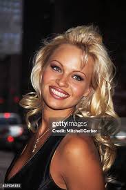 Pamela Anderson: Życie i Kariera Ikony Popkultury