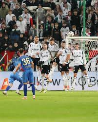 Piłka nożna: Legia Warszawa w sezonie 2024/2025 - sukcesy i wyzwania stołecznego klubu