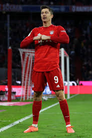 Robert Lewandowski na rozdrożu: Czy legendarny napastnik pozostanie w Barcelonie?
