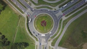 Dramatyczny wypadek na rondzie Kuronia w Rzeszowie – autokar przeleciał przez rondo