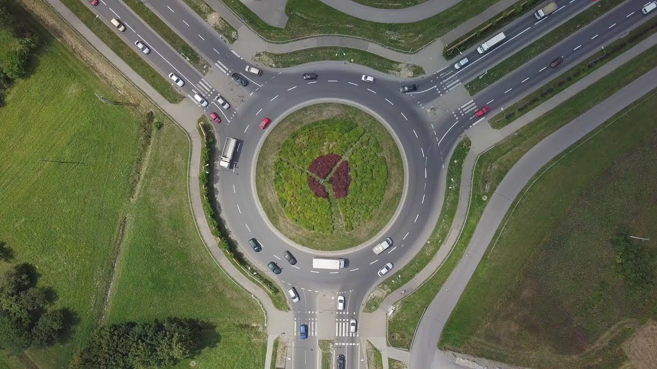 Dramatyczny wypadek na rondzie Kuronia w Rzeszowie – autokar przeleciał przez rondo