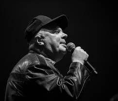 Krzysztof Skiba: muzyk, satyryk i aktor