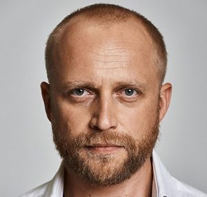 Piotr Adamczyk: aktor, który łączy kino, teatr i dubbing