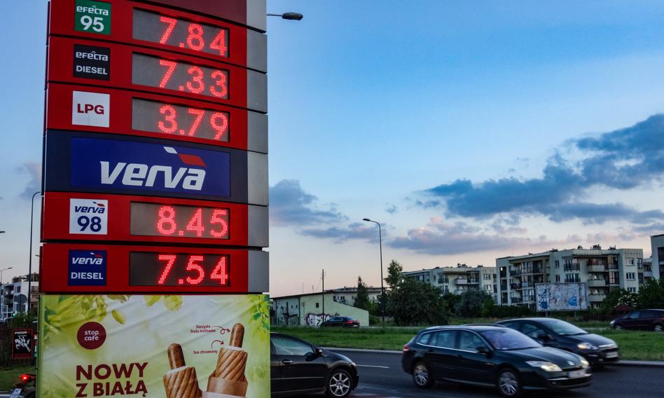 Cena paliwa dzisiaj: co wpływa na koszt podróży i oszczędzanie