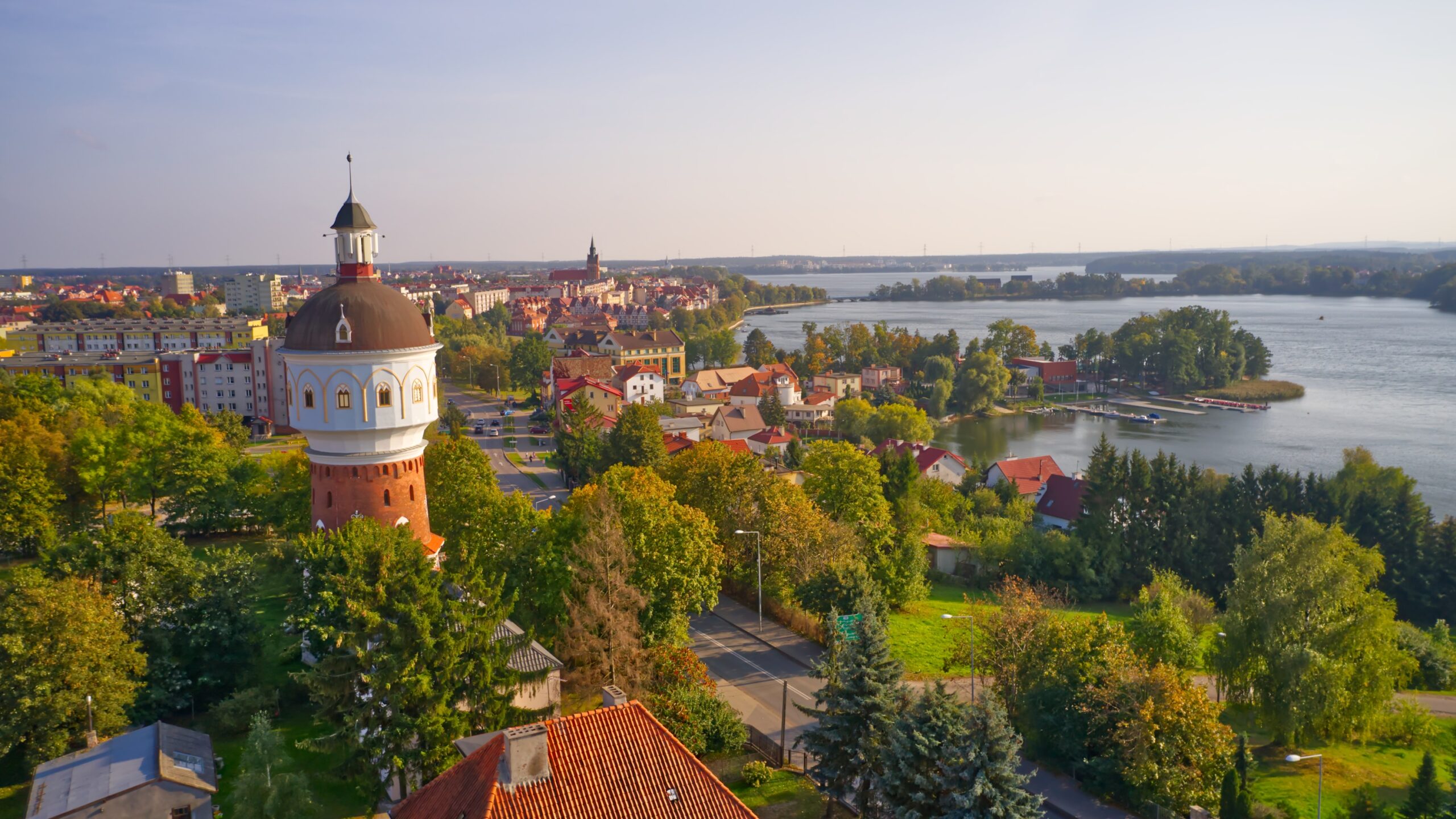 ełk: rozwijający się ośrodek nad Jeziorem Ełckim i jego znaczenie