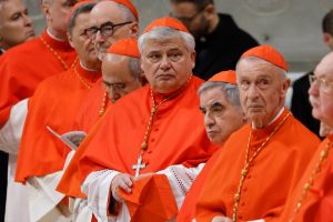 Kardynał Konrad Krajewski: rola papieskiego almonera i wpływ na pomoc społeczną