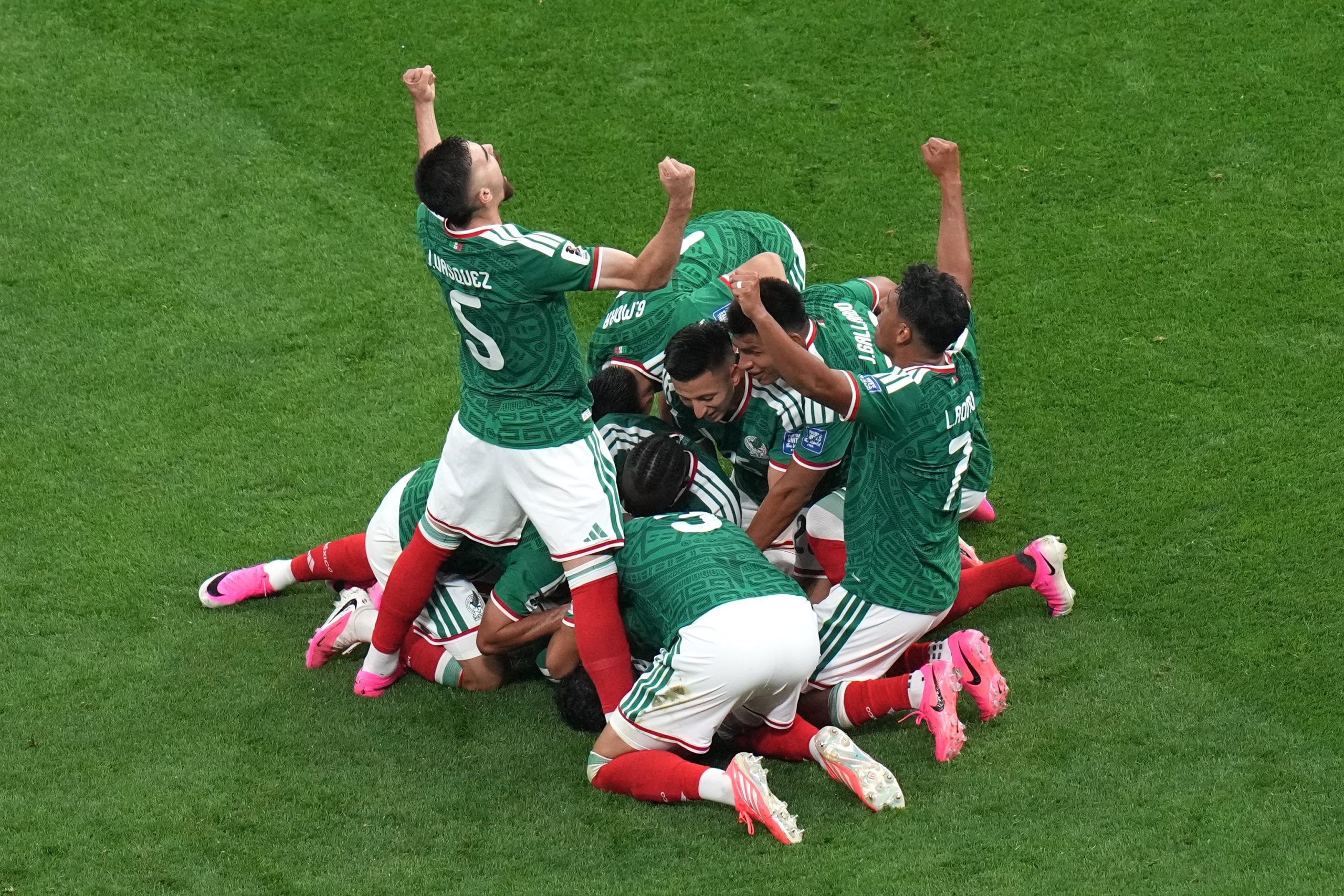 Mecz Mexico-Ecuador opóźniony o godzinę przez burzę