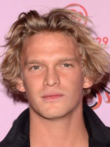 Cody Simpson zaśpiewa hymn Australii na meczu NFL w Melbourne